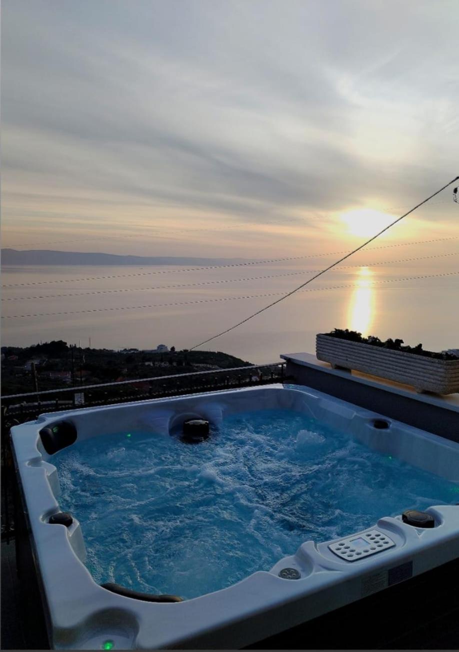 Holliday Home Alida With Jacuzzi Подгора Экстерьер фото